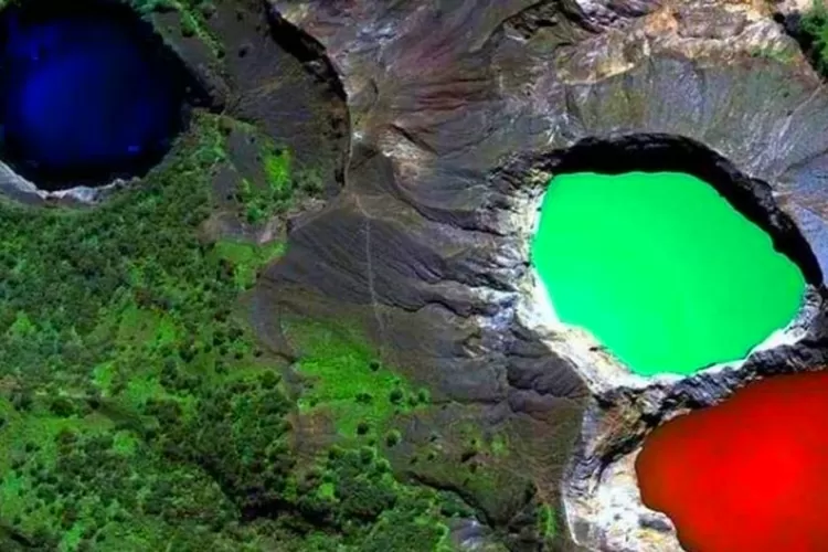 Keindahan Danau Kelimutu: Keajaiban Tiga Warna di Flores