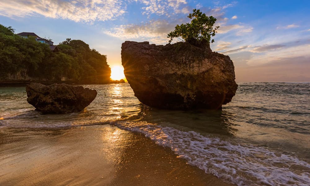 Keindahan Pantai Padang Padang