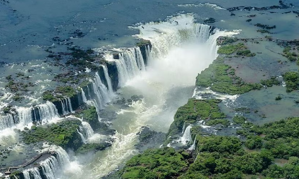 Air Terjun Iguazu: Keajaiban Alam di Perbatasan Brasil & Argentina