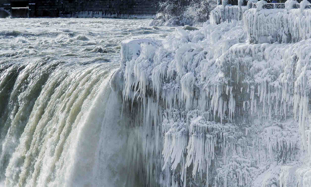 Keajaiban Alam: Air Terjun Beku