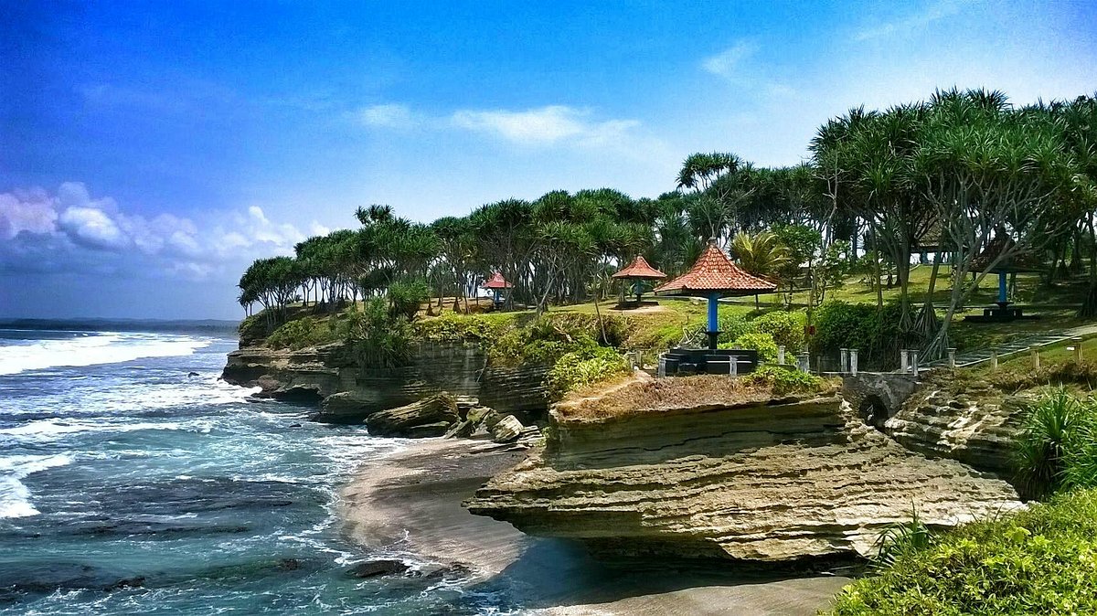 Wisata Pantai Batu Hiu: Tanah Lot-nya Jawa Barat